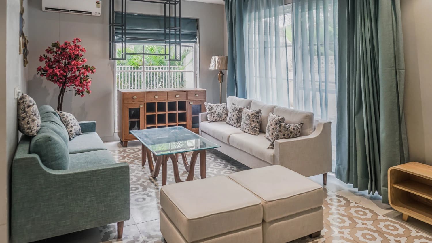 Villa Entrance & Driveway